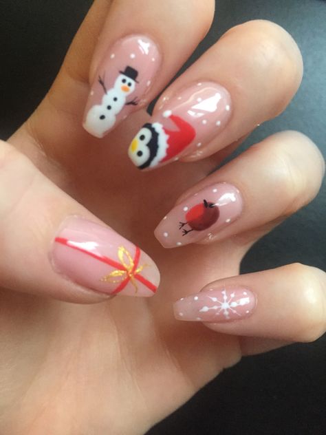 Cute Snowman Nails, Nails Snowman, Kids Nails Christmas, Snowman Nails Acrylic, Nail Art Snowman, Present Christmas Nails, Snowman Christmas Nails, Snowman Nail Design, Present Nails Christmas