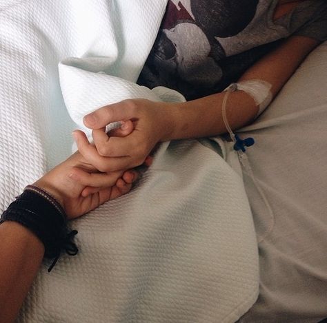 Mains Couple, People Holding Hands, Kiss Books, Hospital Photography, Image Couple, Hospital Pictures, Couple Holding Hands, Chloe Walsh, Aesthetic Couple