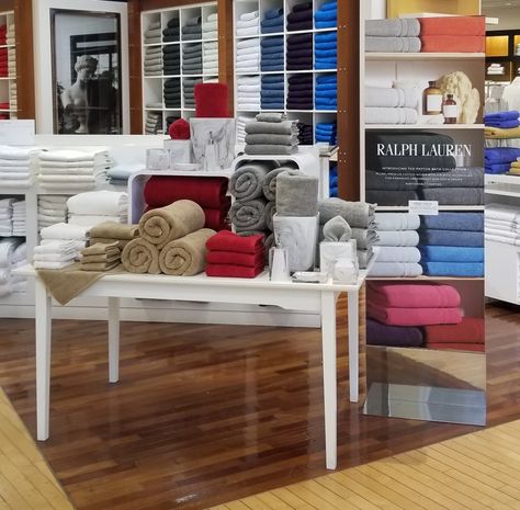 Linen Store Display, Dish Towel Display Retail, Hotel Towel Display, Beach Towel Display, Retail Towel Display Ideas, Bath Towel Display, Towel Shop Display, Bath Towels Display, Display Towels