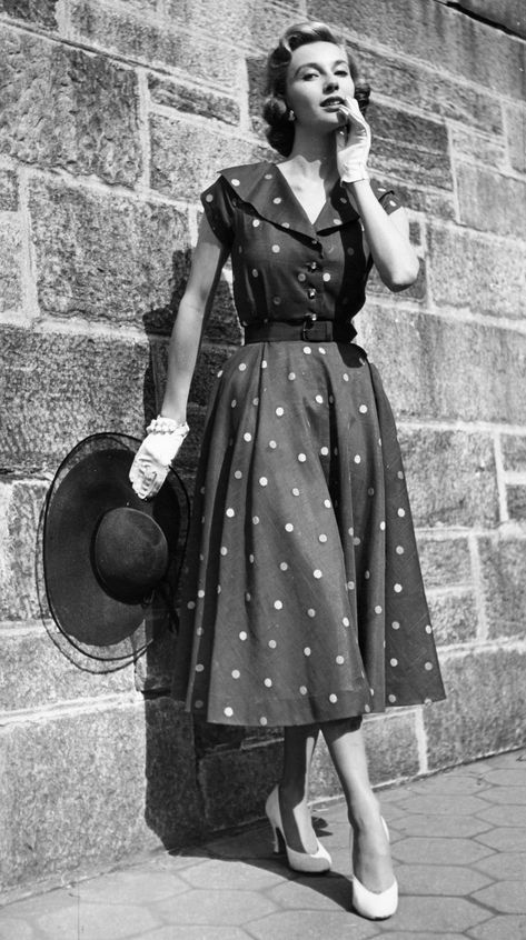 1950s Fashion Photos and Trends - Fashion Trends From The 50s #FashionTrendsDresses 1950s Dresses, 40s Mode, 60s Fashion Trends, Jacques Fath, Mode Retro, Fashion 50s, Model Citizen, Dresses 1950s, Club Fashion