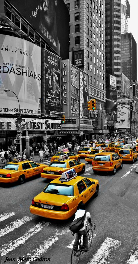 Streetwear Marketing, Nyc Decor, Nyc Taxi, Yellow Taxi Cab, New York Taxi, New York Wallpaper, New York Black And White, Yellow Taxi, Yellow Cabs