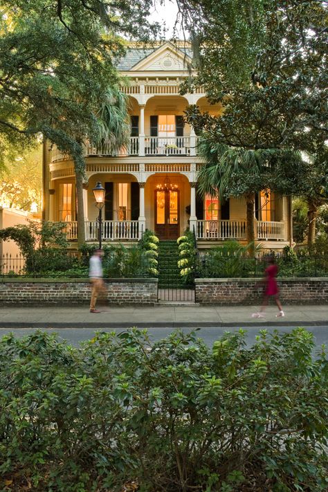 Why Savannah, Georgia Could Be the Country’s New Clean Beauty Capital | Vogue Imaginary City, Living Room Makeover Ideas, Famous Structures, Room Makeover Ideas, Soft Living, Southern Architecture, Anne Rice, Georgia Homes, Georgia Travel