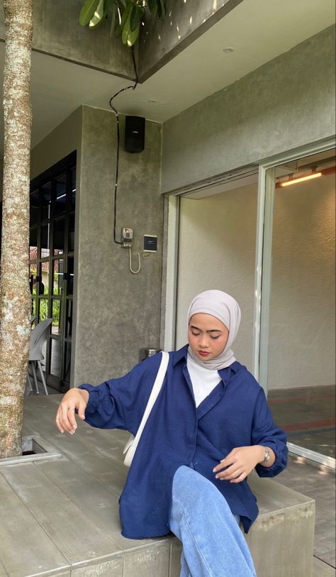 Navy Blue Hijabi Outfits, Ootd Kemeja Navy, Ootd Warna Denim, Ootd Navy Hijab Casual, Navy Blue Outfit Hijab, Navy Hijab Outfit, Navy Blue Hijab Outfit, Blue Shirt Outfit Hijab, Outfit Navy Hijab