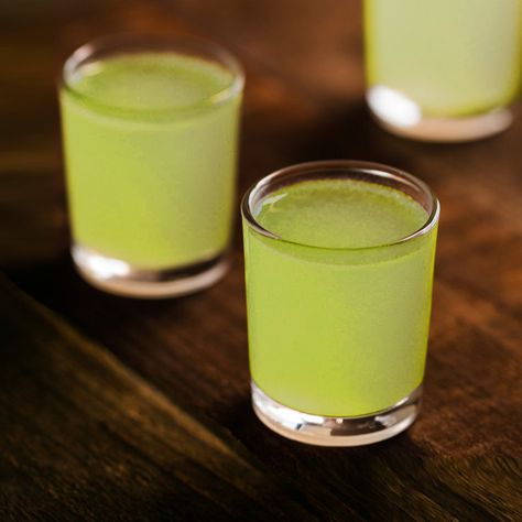 Green Tea Shot Recipe | The classic Green Tea Shot (also known as a "Jameson Green Tea") is a popular whiskey-based cocktail with peach schnapps. Pretentious mixologists might scoff at the combination of ingredients but it's actually an excellent balance of sweet and sour that can be especially refreshing in the summertime. @justiniso Green Tea Drinks, Matcha Green Tea Latte, Shots Alcohol, Best Green Tea, Green Tea Latte, How To Make Greens, Sour Cocktail, Peach Schnapps, Boozy Drinks