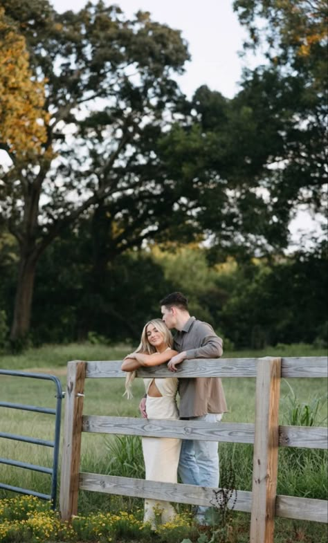 Engagement Photos Hay Bales, Couple Bluebonnet Photos, Pasture Picture Ideas, Fence Couple Photoshoot, Cute Farm Couple Pictures, Couples Fence Photography, Western Engagement Pics, Western Spring Family Pictures, Engagement Photos Fence