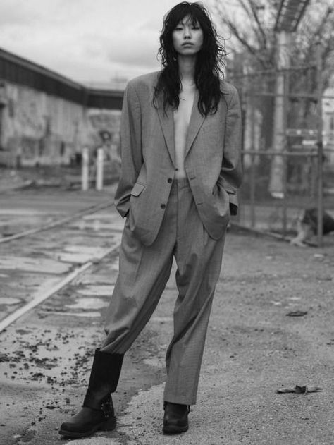 Poses With Suit, Androgynous Women, Shooting Studio, Gender Neutral Style, Masc Women, Woman In Suit, Style Parisienne, Genderless Fashion, Neutral Style