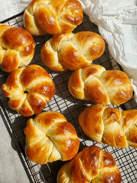 Warm buttery Sweet Brioche Buns with tender pillowy soft layers. Great for breakfast, lunch or dinner, braided or as rolls. Pecan Pie Muffins, Brioche Rolls, Different Types Of Bread, Brioche Bread, Wild Honey, British Baking, Yummy Salad Recipes, Soft Layers, Bun Recipe