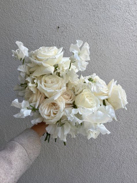 Bouquet Styles, Cream Bouquet, Bride Bouquets White, White Rose Bridal Bouquet, White Corsage, Ivory Bridal Bouquet, Neutral Flowers, Small Wedding Bouquets, Bridesmaid Bouquet White