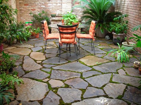 Outdoor Small Backyard Landscaping Ideas With Installing Flagstone Patio Stone Backyard Patio Garden Decor Ideas Flagstone Patio Design, Stone Patio Designs, Stone Backyard, Slate Patio, Flagstone Patio, Front Patio, Pergola Patio, Small Backyard Patio, Beautiful Backyards