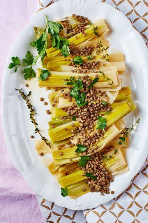 Simple to make yet sophisticated in flavor, braising leeks brings out their subtle sweetness and contrasts beautifully with the earthy flavor of French Le Puy lentils. Essen, Plant Protein Recipes, Best Lentil Recipes, Braised Leeks, Lentil Recipe, Leek Recipes, Easy Vegetarian Dinner, Rosh Hashana, French Dishes