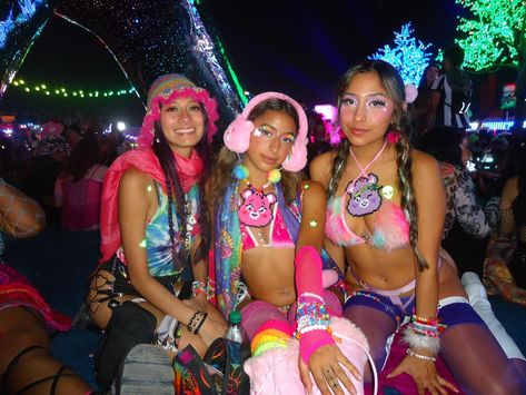 Outfits For Fairs Summer, Early 2000s Rave Fashion, Care Bear Rave Outfit, Best Rave Outfits, Bass Canyon Outfits, Beach Rave Outfit, Edc Las Vegas Outfits, Rave Outfits Pink, Rave Baddie