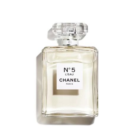 Shop N°5 L'EAU Eau de Toilette Spray - 3.4 FL. OZ. and discover more Fragrances at CHANEL.com. Shop now and enjoy complimentary samples. Koleksi Parfum, Citrus Perfume, Penyimpanan Makeup, Chanel N 5, Chanel No5, Perfume Chanel, Stile Blair Waldorf, Chanel Fragrance, Parfum Chanel