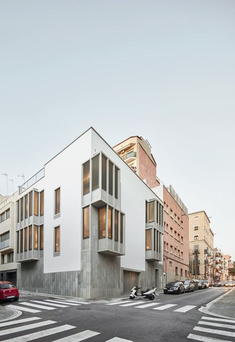 Raimon Farré Moretó, José Hevia · 8 Apartments in Gràcia Corner Windows Exterior, Corner Building, Corner Windows, Commercial Architecture, Windows Exterior, Building Exterior, Building Ideas, Architectural Inspiration, Urban Planning