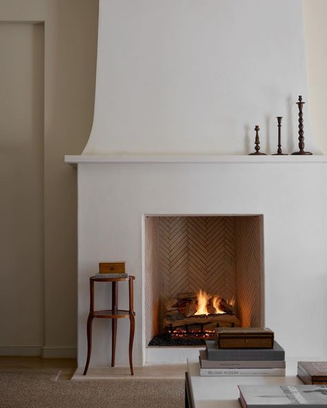 Window Over Fireplace, Fireplace In Dining Room, European Fireplace, Rural Homestead, Northern House, Den Fireplace, Lakeview House, Plaster Fireplace, Stucco Fireplace