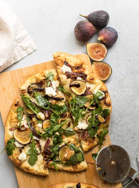 Make this easy vegetarian dinner in minutes. This fig flatbread features sweet figs, caramelized onions, creamy goat cheese, and fresh arugula for a sweet and savory meal that really satisfies. #figs #figrecipes #flatbread Fig And Brie Flatbread, Fig Flatbread Recipes, Fall Flatbread Recipes, Recipes With Fig Preserves, Fig Recipes Dinner, Fig Recipes Savory, Fresh Fig Recipes Simple, Vegetarian Flatbread Recipes, Fall Flatbread