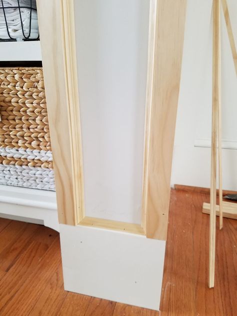 DIY - Doorway Trim - Remodelando la Casa Doorway Trim Ideas, Doorway Trim, Wall Trims, Kitchen Arch, Farmhouse Trim, Beams Living Room, Craftsman Trim, Baseboard Trim, Craftsman Door