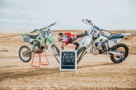 Dirtbike Engagement Photos, Dirtbike Wedding Ideas, Dirt Bike Wedding Photos, Dirtbike Wedding Photos, Dirt Bike Engagement Pictures, Dirt Bike Baby Announcement, Motocross Photoshoot, Motocross Wedding, Dirt Bike Wedding