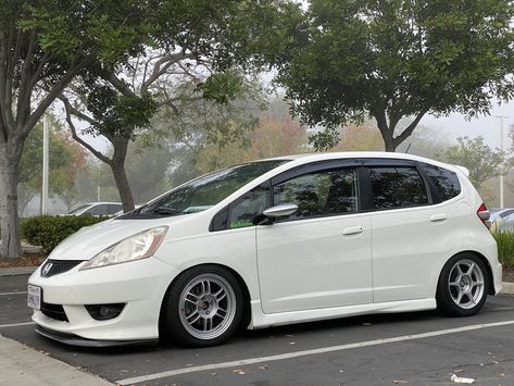 Hinda fit on some good wheels Honda Fit Jazz, Honda Jazz, Honda Fit, Car Enthusiast, Car Door, Bmw Car, Japan, Vehicles