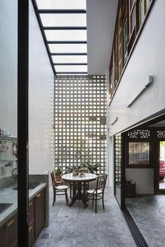 A new semi-outdoor space is created by enclosing the former house’s foyer with a skylight and concrete breeze-block screen. It functions excellently as a wet kitchen, with cooking smells filtering through the screen. Minimalism Living, Fasad Design, Arsitektur Art Deco, Home Designs Exterior, Timber Floors, Narrow House, Minimal House Design, Patio Interior, Small Backyard Patio