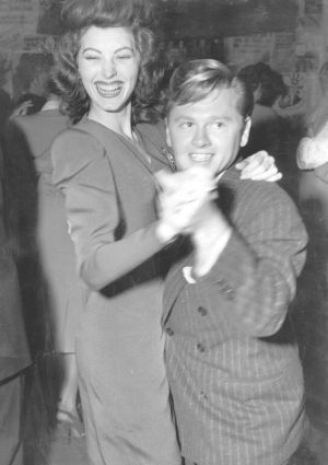 An icon's  other  legacy: The many wives of Mickey Rooney Ava Gardner, Ava Gardner Frank Sinatra, 1950s Actresses, Mickey Rooney, I Dream Of Jeannie, Classic Movie Stars, Old Hollywood Stars, Famous Couples, First Daughter