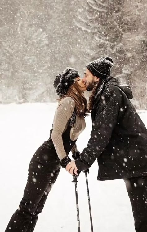 Skiing Engagement Photos, Ski Engagement Photos, Ski Couple Pictures, Skiing Photoshoot, Couple Skiing Pictures, Ski Photoshoot, Ski Photo Ideas, Skiing Couple, Ski Couple