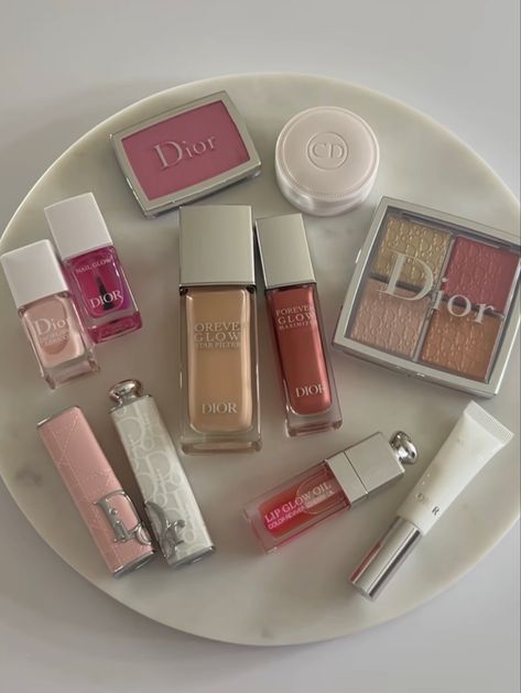 #dior #diormakeup #diorbeauty #makeup Dior Makeup Set, Trendy Stuff, Dior Lip Glow, Makeup Bag Essentials, Makeup Is Life, Ethereal Makeup, Dior Makeup, Dior Beauty, Makeup Items