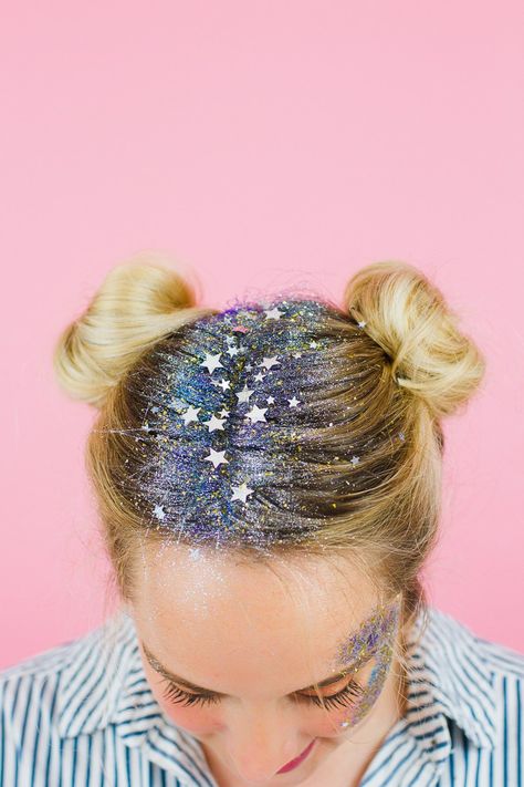 DIY you own Glitter Station at you Wedding or party. How to do glitter face/ hair makeup for a festival. Glitter Station, Glitter Face Makeup, Glitter Roots, Festival Makeup Glitter, Festival Glitter, Makeup Glitter, Look Festival, Glitter Face, Glitter Art