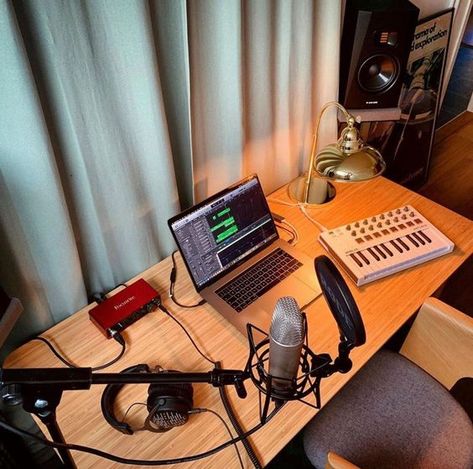 Podcast Setup Home, Home Studio Desk, Home Recording Studio Setup, Recording Studio Setup, Studio Microphone, Home Music Rooms, Home Studio Ideas, Recording Studio Home, Home Studio Setup