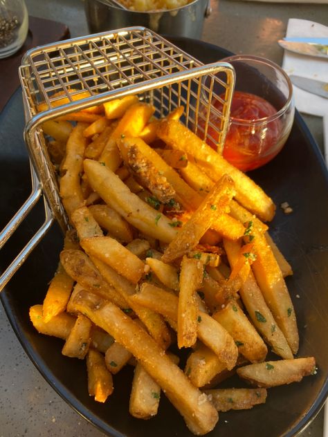 Fries Potato Platter, French Fries Aesthetic, Chicken And Chips, Food Babe, Vegetarian Snacks, Healthy Food Motivation, Yummy Comfort Food, Weird Food, Food Obsession