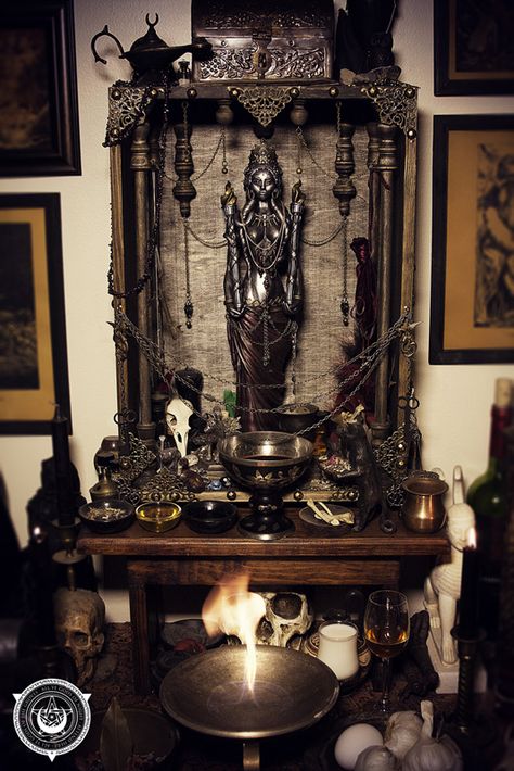 Altar Ideas Sacred Space, Lillith Goddess, Sacred Space Altar, Witchy Academia, Personal Altar, Altar Design, Witch Room, Dark Witch, Witches Altar