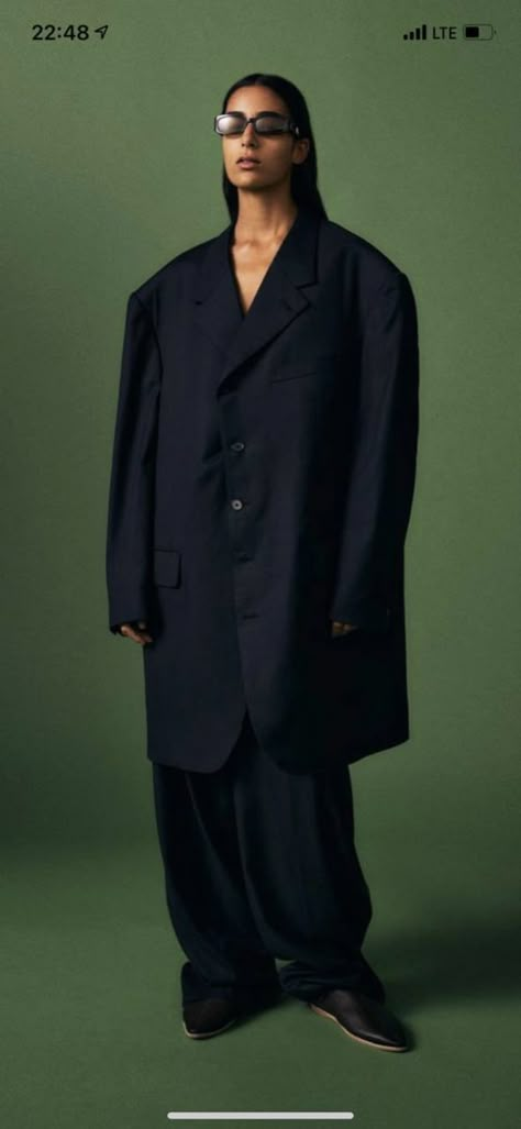 Oversized Suit Black Women, Oversized Suit Photoshoot, Oversized Suit Women Photoshoot, Oversized Suits Men 90s, Tailor Photoshoot, Baggy Blazer Outfit, Oversized Blazer Photoshoot, Baggy Suit Women, Oversized Suits Men