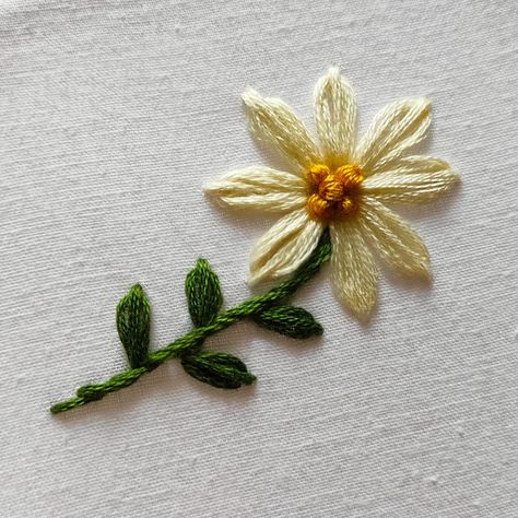 Lazy Daisy Embroidery Design, Daisy Embroidery Design, Embroidery Outline, Outline Stitch, Tutorial Embroidery, Embroidery Video, Flower Hand Embroidery, Knot Embroidery, Stem Stitch