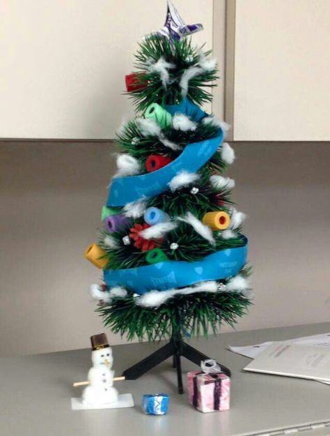 Now that's a xmas tree Phlebotomy Christmas Decorations, Lab Christmas Decorations, Lab Technologist, Laboratory Humor, Phlebotomy Humor, Lab Decorations, Lab Humor, Nursing School Graduation Party, Hospital Humor