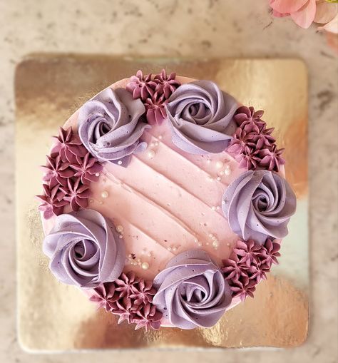 Simple Blueberry Cake Designs, Piping On Top Of Cake, Blueberry Cake Designs, Blueberry Cake Design, Rosette Piping, Simple Cake Design, Piping Patterns, Drop Flowers, Two Layer Cakes