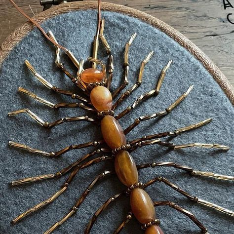 Wire Centipede, Centipede Embroidery, Insect Jewelry Diy, Bead Ladybug, House Centipede, Bead Spiders, Bead Bugs, Beaded Insects, Beaded Bugs