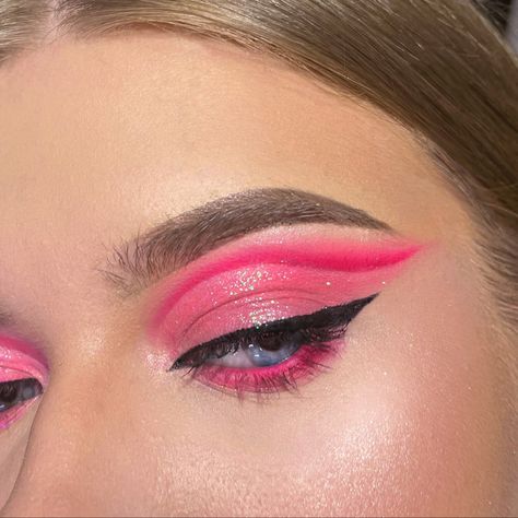 pink makeup Neon Pink Makeup Ideas, Pink Makeup Looks Festival, Monochromatic Pink Makeup, Pink Pride Makeup, Hot Pink Makeup Looks Eyeshadows, Barbie Pink Makeup Looks, Bright Pink Makeup Looks, Neon Pink Makeup Looks, Pink Halloween Makeup Looks