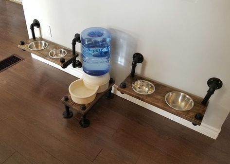 Industrial style dog feeding station - plumbing pipe dog bowl Dog Food Station, Katt Grejer, Pet Station, Pet Feeding Station, Dog Feeding Station, Puppy Room, Dog Spaces, Dog Diy, Diy Bowl