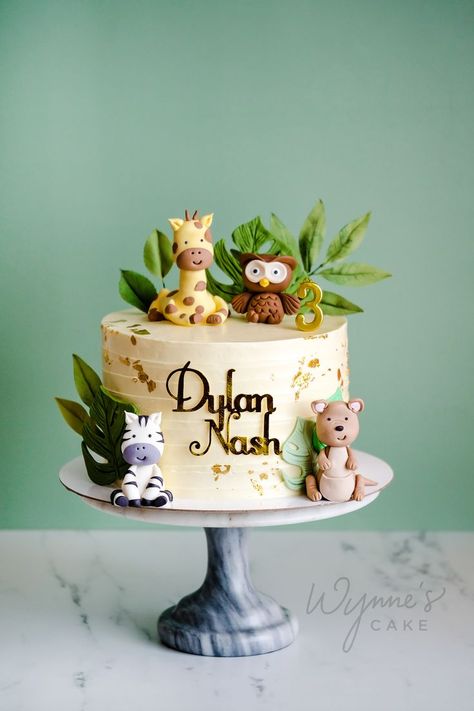 Safari Birthday Cake Buttercream, Zoo Animal Cake Ideas, Buttercream Animal Cake, Jungle Cake Design, Safari Bday Cake, Animal Theme Cakes For Kids, Simple Jungle Theme Cake, Jungle Theme Cake Without Fondant, Safari Cake Ideas