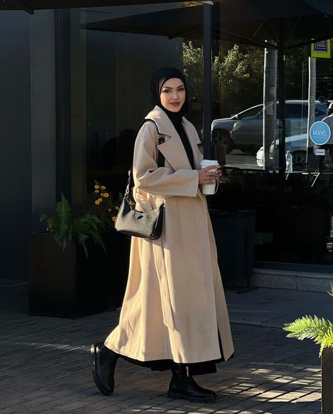 Winter Outfits Aesthetic Hijabi, Cool Hijabi Outfits, Hijab Winter Outfit, Photoshoot Ideas Hijab, Hijabi Work Outfits, Modest Winter Outfits Muslim, Outfit Hijab Winter, Winter Hijabi Outfits, Winter Hijab Style