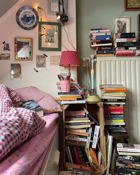 Sofia Coppola Room Aesthetic, Colorful Maximalist Bedroom Aesthetic, Room Inspo 70s, Simple Aesthetic Bedroom, Room Filled With Books, Cluttered Apartment, Layered Rugs Bedroom, Downtown Bedroom, 60s Room