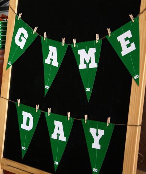 Great, easy banner for any Game Day! Birthday Party Ideas - Blog - FOOTBALL BIRTHDAY PARTY IDEAS- GAME DAY Sport Party Ideas, Rugby Party, Party Ideas Food, Fantasy Football Humor, Football Party Decorations, Football Theme Party, Sports Birthday Party, Football Birthday Party, Parenting Plan