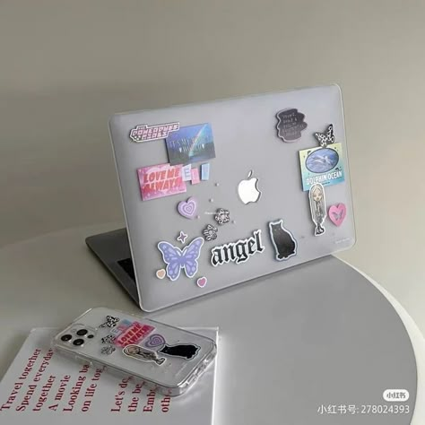 Macbook Cover Stickers Aesthetic, Macbook Accessories Aesthetic, Ipad Stickers Case, Macbook Case Ideas, Macbook Stickers Ideas, Macbook Stickers Aesthetic, Macbook Decoration, Macbook Case Aesthetic, Macbook Cover Stickers