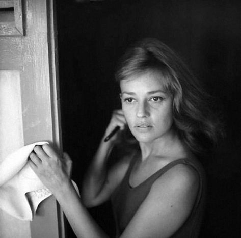 Distracted Film on Twitter: "GREAT ACTOR RETRO: Jeanne Moreau. https://t.co/GF35JN9ABn" / Twitter French Icons, Marcello Mastroianni, Jeanne Moreau, French Cinema, French Actress, Sophia Loren, Photography Prints Art, Brigitte Bardot, Vintage Vogue