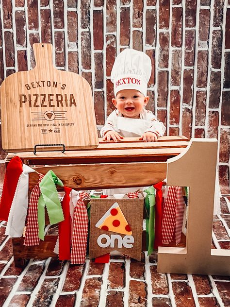 Pizza Smash Cake Photoshoot, Pizza First Birthday Pictures, Pizzeria First Birthday, First Slice Of Life Birthday, Pizza Milestone Picture, Pizza Theme 1st Birthday, One Year Old Pizza Themed Party, Pizza Birthday Theme, Pizza Theme First Birthday