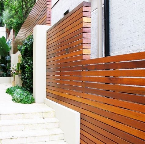 40 Unique Horizontal Fence Ideas to Add a New Look to Your Block in 2018 Privacy Screen Ideas, Boundary Wall, Fence Plants, Timber Screens, Privacy Fence Designs, Cheap Fence, Horizontal Fence, Backyard Privacy, Front Yard Fence