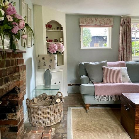 Cottage Lounge Ideas English Country, Modern English Country Decor Living Room, English Country Home Decor, English Cottage Interiors Living Rooms, English Cottage Style Living Room, English Country Cottage Interiors, Cottage Sitting Room, Cosy Cottage Living Room, English Country Living Room