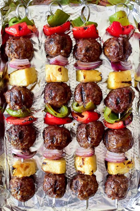 Beach Bbq Food Ideas, Meatball Kabobs, Tropisk Fest, Hawaiian Meatballs, Luau Party Food, Luau Food, Grilling Kabobs, Camp Food, Party Food Themes