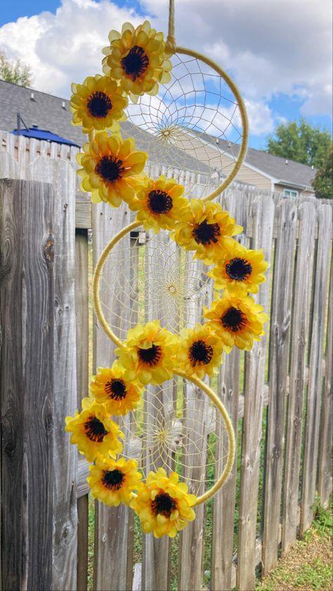 Infinity Decorations, Window Chimes, Sunflower Dream Catcher, Sunflower Dreamcatcher, Cottagecore Crafts, Sunflower Wreath Diy, Sunflower Room, Diy Dream Catcher Tutorial, Dream Catcher Patterns