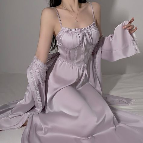 Feel beautiful and elegant in this lilac satin nightdress and robe set. 💕 #lilacnightwear #vintagecharm #retrostyle Gown Aesthetic, Nightwear Outfits, Royal Clothes, Night Gown Dress, Lingerie Gown, Luxury Nightwear, Retro Fashion Women, Sleepwear Fashion, Night Dress For Women