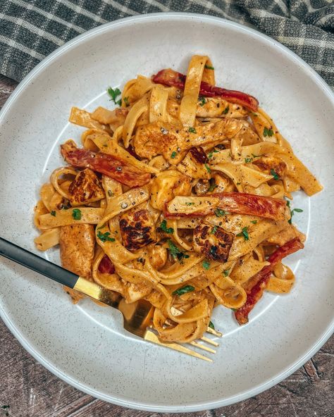 Halloumi, Chicken and Roasted Red Pepper Tagliatelle 🍝 This was such a delicious pasta! I love having halloumi pieces in a creamy pasta dish! 𝗜𝗻𝗴𝗿𝗲𝗱𝗶𝗲𝗻𝘁𝘀 (makes 2) • 1 Red pepper. Sliced • 150g Tagliatelle • 200g Chicken breast, diced • 80g Halloumi, cubed • 1 tsp Garlic salt • 1 tsp Paprika • 1 tsp Onion salt • 150 ml Chicken stock • 40g Red pesto • 100ml Creme fraiche • Bunch or parsley, finely chopped 𝗠𝗲𝘁𝗵𝗼𝗱 1. Add the sliced red pepper to a baking tray and cook on 180c for 20-... Chicken Tagliatelle Recipes, Halloumi Chicken, Chicken Tagliatelle, Halloumi Pasta, Chicken And Halloumi, Tagliatelle Recipe, Tagliatelle Pasta, Healthy Eating Inspiration, Red Pesto